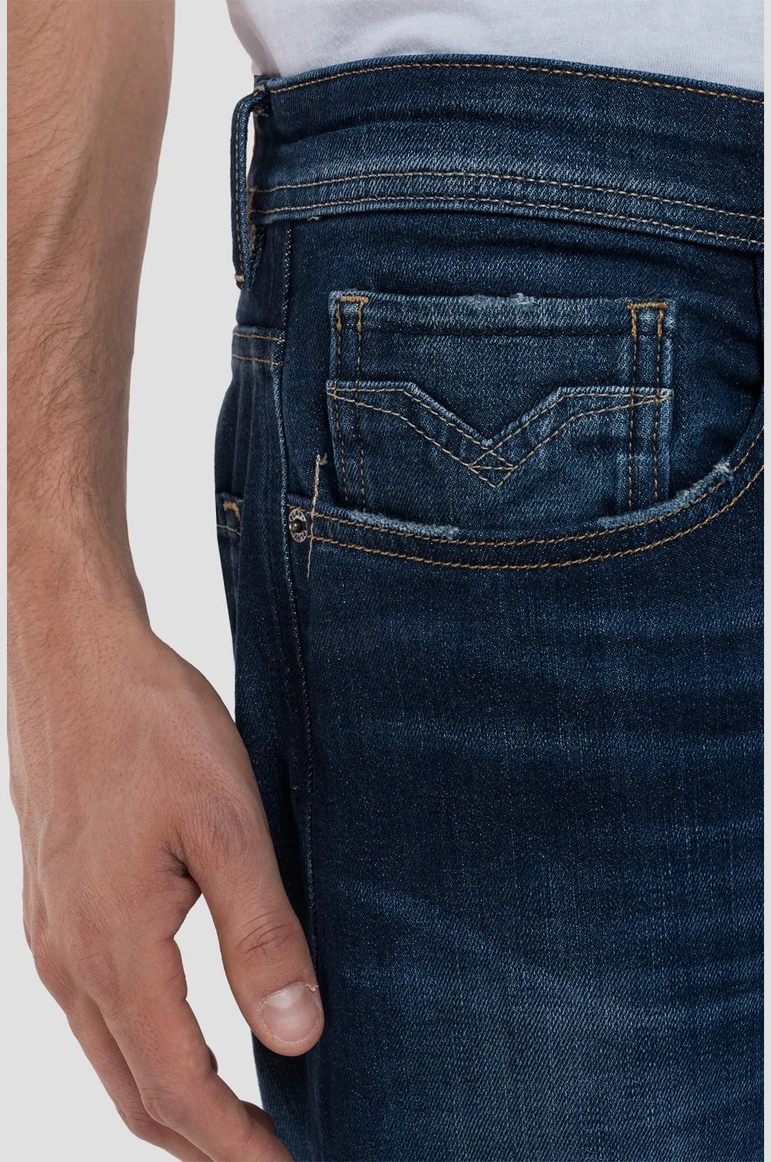 ID20393-Replay Rocco Mid Wash Jean