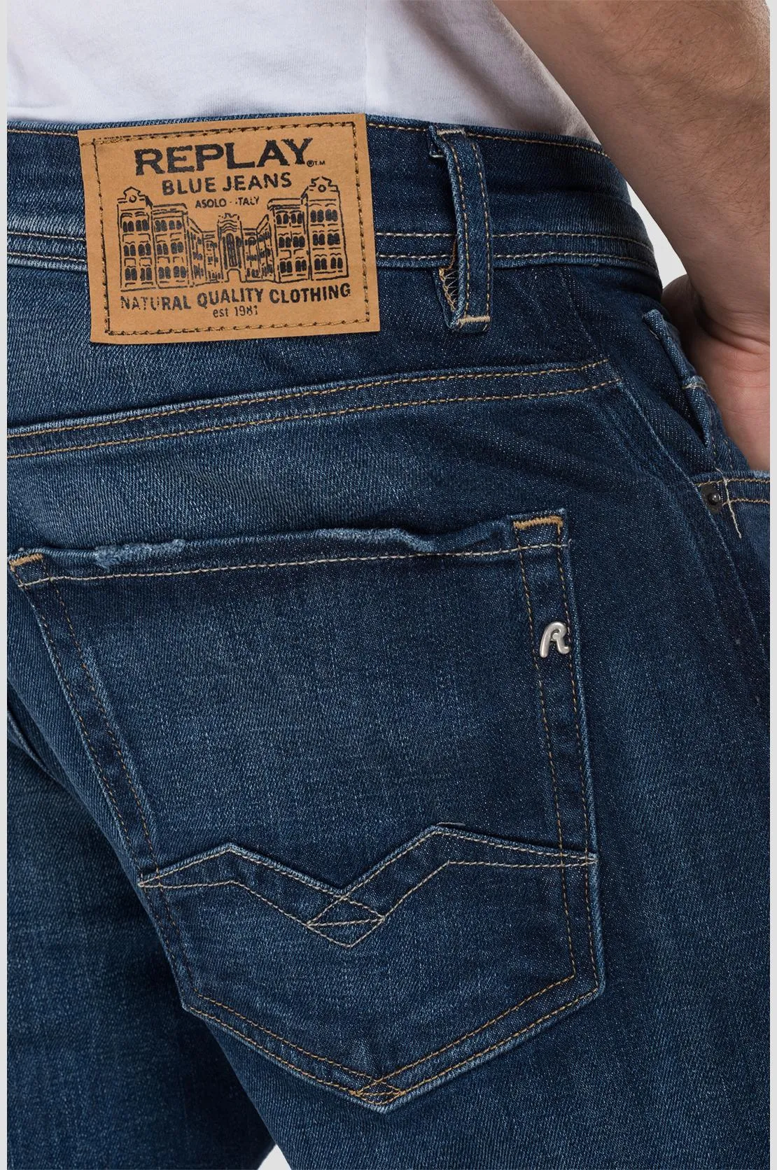 ID20393-Replay Rocco Mid Wash Jean
